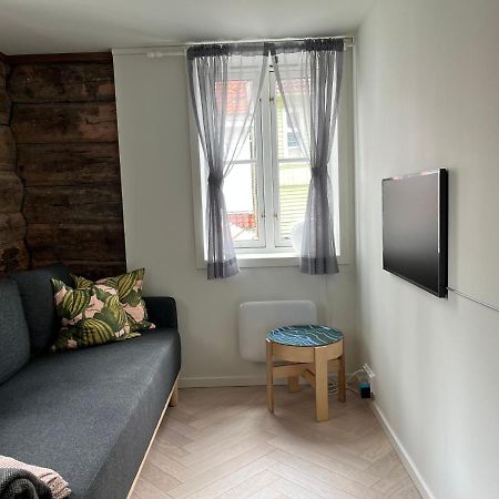 Entire Renovated Apartment From 1780 With Kitchen, Bath, Bedroom, And Living Room In Skuteviken Берген Экстерьер фото