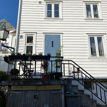Entire Renovated Apartment From 1780 With Kitchen, Bath, Bedroom, And Living Room In Skuteviken Берген Экстерьер фото
