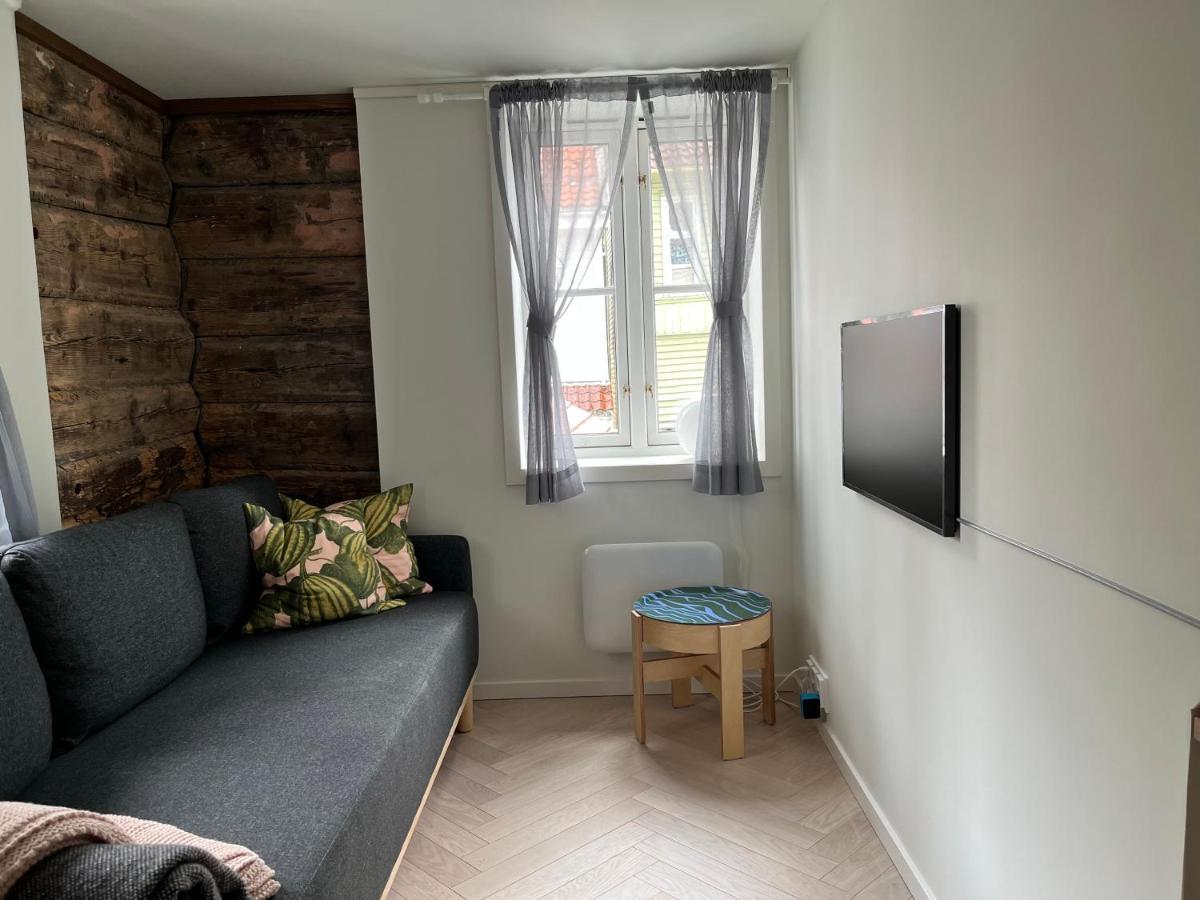 Entire Renovated Apartment From 1780 With Kitchen, Bath, Bedroom, And Living Room In Skuteviken Берген Экстерьер фото