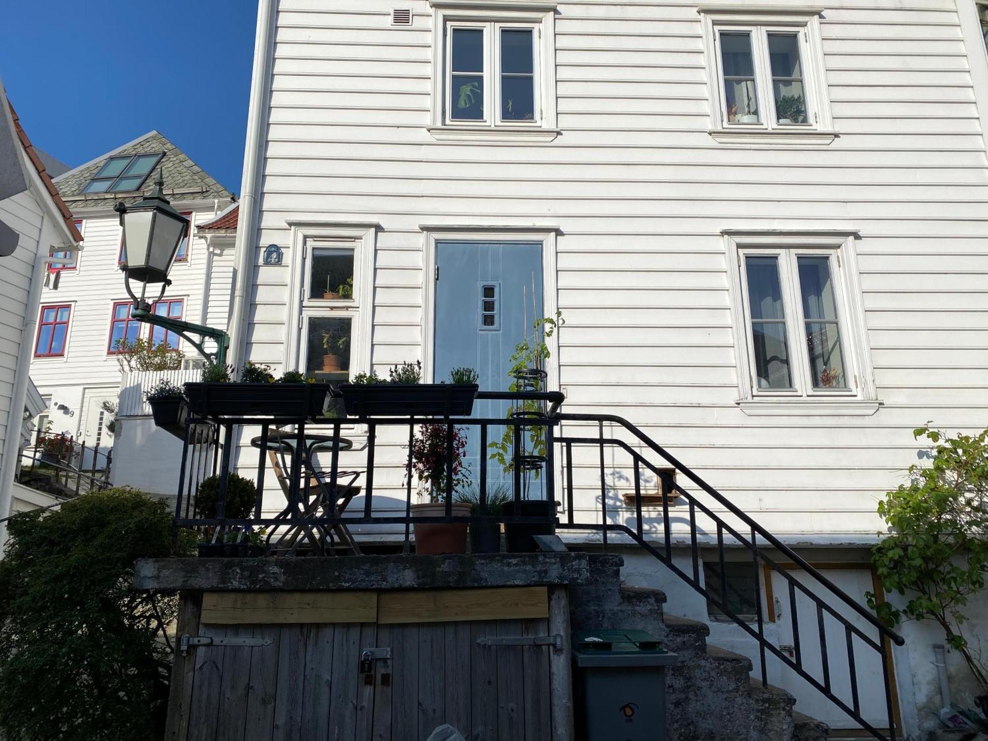 Entire Renovated Apartment From 1780 With Kitchen, Bath, Bedroom, And Living Room In Skuteviken Берген Экстерьер фото